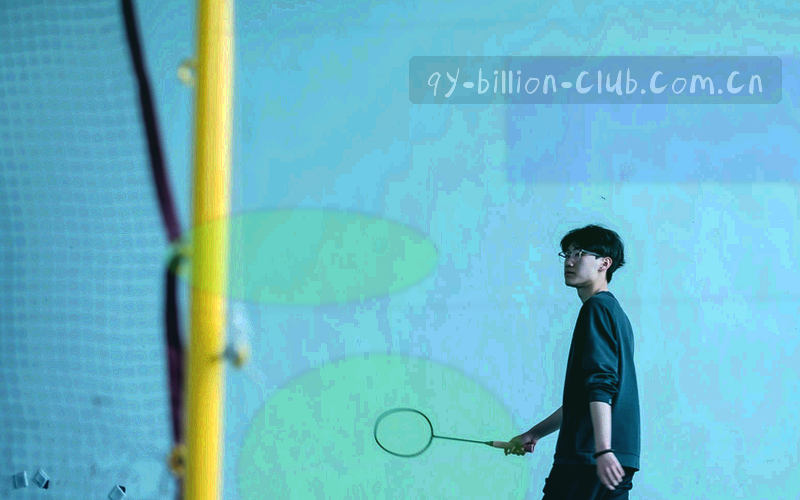 高端会员活动现场的暖色灯光与剪影氛围